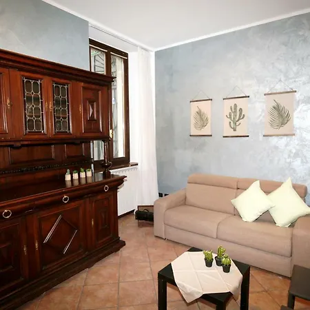 Cortile Del Forno Nel Centro Storico Arona