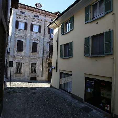 Cortile Del Forno Nel Centro Storico Arona