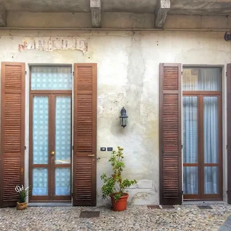 Cortile Del Forno Nel Centro Storico Arona