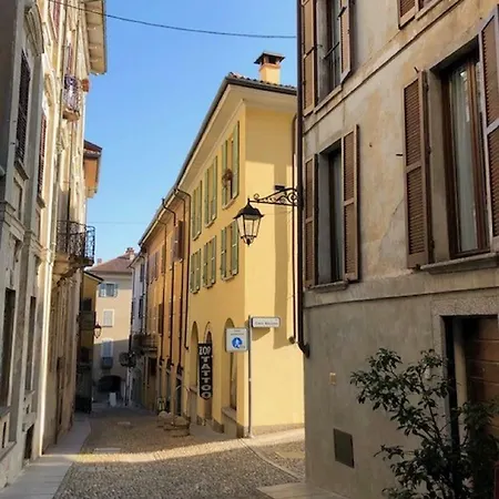 Cortile Del Forno Nel Centro Storico Arona