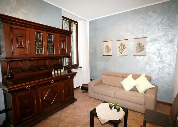 Cortile Del Forno Nel Centro Storico Arona