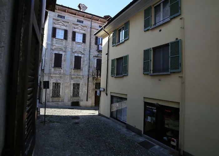 Cortile Del Forno Nel Centro Storico Arona