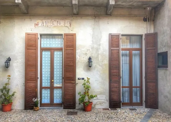 Cortile Del Forno Nel Centro Storico Arona