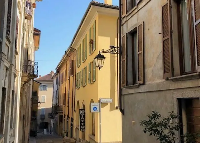 Cortile Del Forno Nel Centro Storico Arona